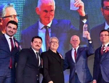 Οι Τούρκοι βράβευσαν τον Γ.Παπανδρέου για την συνεισφορά του στην… παγκόσμια ειρήνη